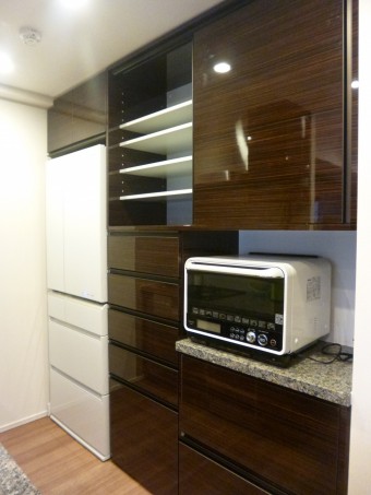 キッチンに合わせてオーダーで背面収納を造作